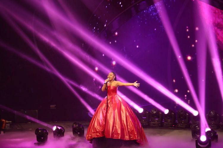 Maria Simorangkir menyanyikan lagu My Heart Will Go On milik Celine Dion di panggung grand final Indonesian Idol 2018 di Ecovention Ancol, Jakarta Utara, Senin (16/4/2018).