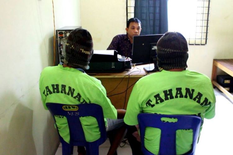 Polisi memeriksa Kepala Dinas Perindustrian dan Perdagangan (Disperindag) Aceh Utara, berinisial F, dan temannya M, dalam kasus mengonsumsi sabu-sabu di Mapolres Lhokseumawe, Jumat (20/4/2018)
