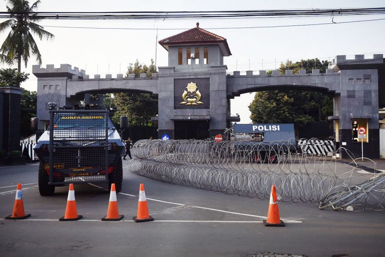 Anggota kepolisian melakukan pengamanan Mako Brimob Kelapa Dua pasca bentrok antara petugas dengan tahanan di Depok, Jawa Barat, Rabu (9/5/2018).