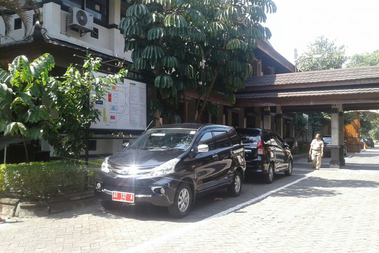 Kendaraan dinas operasional ASN terparkir di Balai Kota Surakarta, Solo, Jawa Tengah.