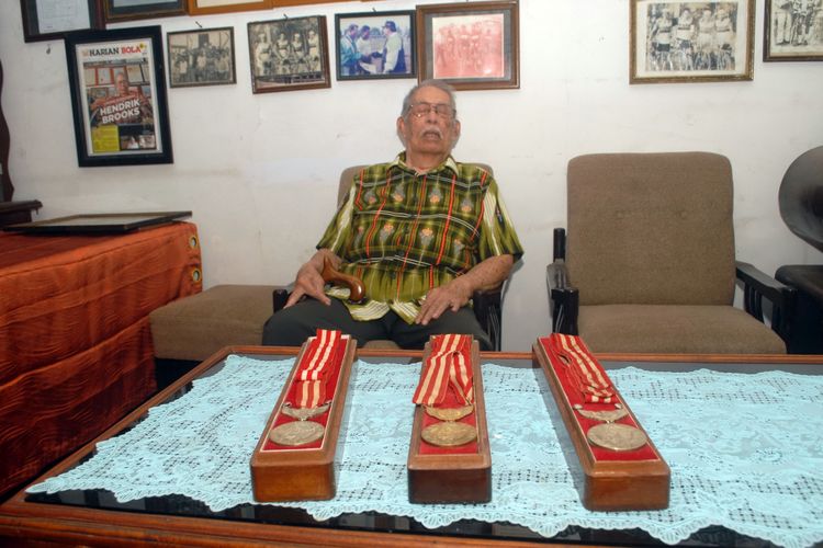 Mantan pembalap sepeda, Hendra Gunawan alias Hendrik Brocks (77) memperlihatkan tiga mendali emas yang diperolehnya pada Asian Games 1962 Jakarta di rumahnya di Sukabumi, Jawa Barat, Rabu (29/8/2018). 