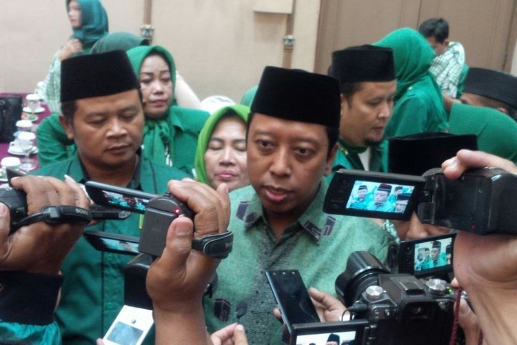 Ketua Umum PPP, Romahurmuziy seusai memberikan pembekalan terhadap para caleg PPP di Solo, Jawa Tengah, Rabu (10/10/2018).