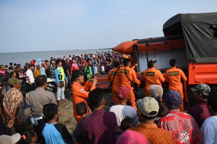 Anggota Basarnas bersiap melakukan proses evakuasi pesawat Lion Air JT 610 di Pantai Tanjung Pakis, Karawang, Jawa Barat, Senin (29/10/2018).