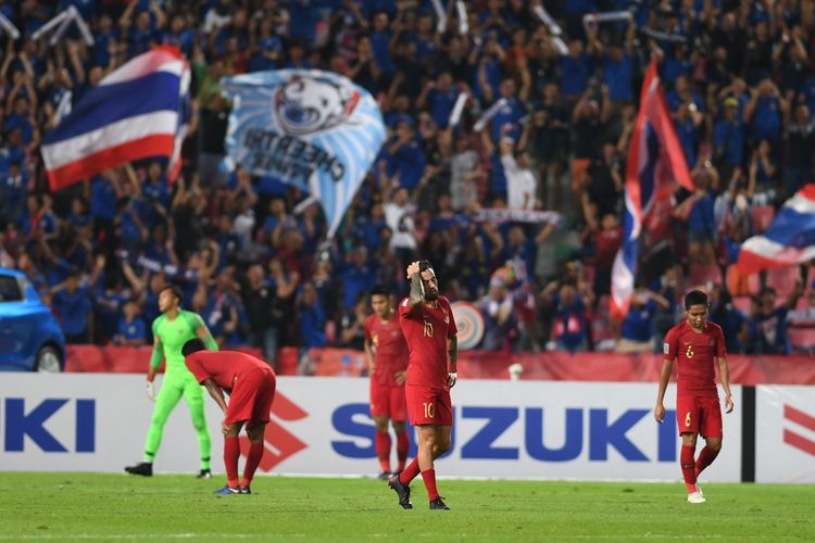 Sejumlah pesepak bola Indonesia meluapkan kekecewaan setelah gawang Indonesia dibobol Thailand dalam laga lanjutan Piala AFF 2018 di Stadion Nasional Rajamangala, Bangkok, Thailand, Sabtu (17/11/2018). Indonesia dikalahkan tuan rumah Thailand dengan skor 4-2. 