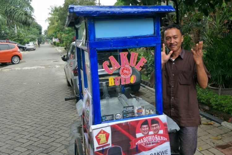 Nur Wahid (47), pedagang cakwe yang mencalonkan diri sebagai calon Legislatif DPRD Kota Bekasi, Selasa (5/3/2019).