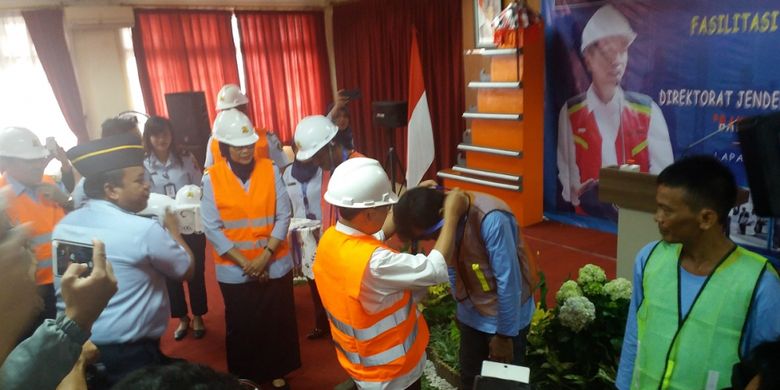 Direktur Jenderal Bina Konstruksi Kementerian PUPR Syarif Burhanuddin mengalungkan tanda kepada narapidana peserta pelatihan konstruksi dan sertifikasi, Senin (30/7/2018) di Lapas Cipinang, Jakarta.