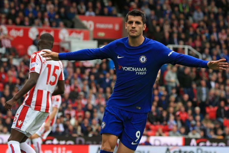 Penyerang Chelsea, Alvaro Morata, merayakan golnya ke gawang Stoke City pada pertandingan pekan keenam Premier League, Sabtu (23/9/2017).