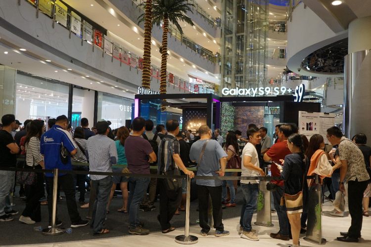 Suasana penjualan perdana Galaxy S9 dan Galaxy S9 Plus di Laguna Atrium, Central Park Mall Jakarta, Jumat (16/3/2018).
