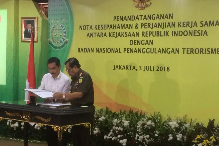 Kepala Badan Nasional Penanggulangan Terorisme (BNPT) Komjen Pol Suhardi Alius  dan Jaksa Agung HM Prasetyo di Sasana Pradana Kejaksaan Agung RI, Jakarta, Selasa (3/7/2018).