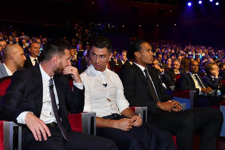Megabintang Juventus, Cristiano Ronaldo (kemeja putih) berbincang dengan megabintang Barcelona, Lionel Messi (paling kiri) saat sama-sama menghadiri malam penghargaan UEFA Mens Player of The Year 2019, di Monako, Kamis (29/8/2019) atau Jumat dini hari WIB.