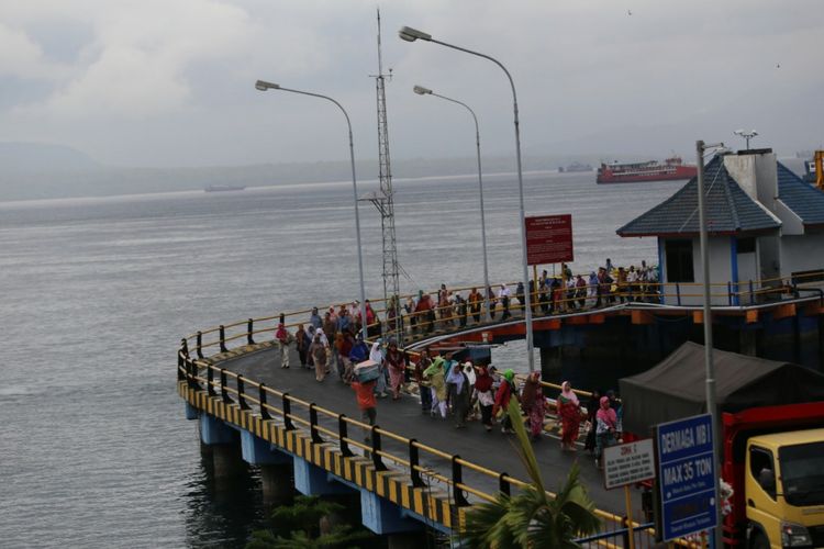 Para penumpang turun dari kapal penyeberangan dari Bali di Pelabuhan Ketapang Banyuwangi Rabu (29/11/2017)