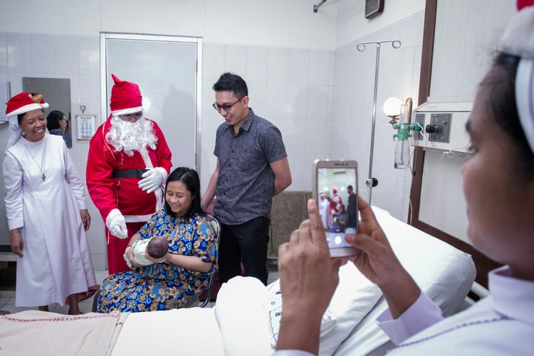 Sinterklas bagi kado Natal di RS Brayat Minulya di Solo, Jawa Tengah, Senin (25/12/2017).