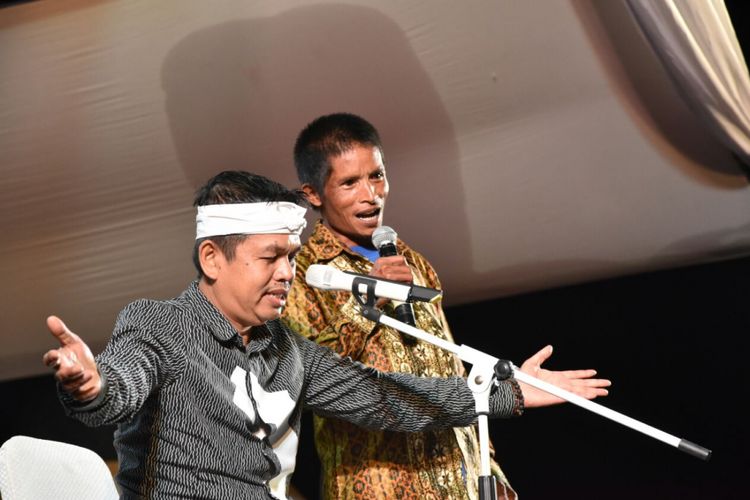 Calon Wakil Gubernur Jawa Barat asal Partai Golkar dan Demokrat Dedi Mulyadi, bersama seorang warga di Desa Cikadut, Kecamatan Cimenyan, Kabupaten Bandung, Selasa (30/1/2018) malam. 