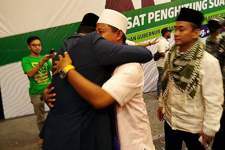 Calon gubernur dan wakil gubernur Jawa Barat nomor urut satu Ridwan Kamil dan Uu Ruzhanul Ulum saat berpelukan usai unggul dalam perolehan hitung cepat Pilkada Jabar, di Hotel Papandayan, Bandung, Rabu (27/6/2018). Berdasarkan hasil perhitungan cepat oleh sejumlah lembaga survei, pasangan Ridwan Kamil dan Uu Ruzhanul Ulum unggul sementara dalam Pilkada Jabar 2018.