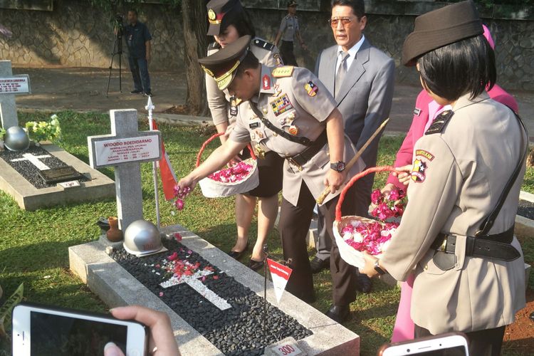 Kapolri Jenderal Pol Tito Karnavian menaburkan bunga di Taman Makam Pahlawan Kalibata, Jakarta, Senin (2/7/2018)