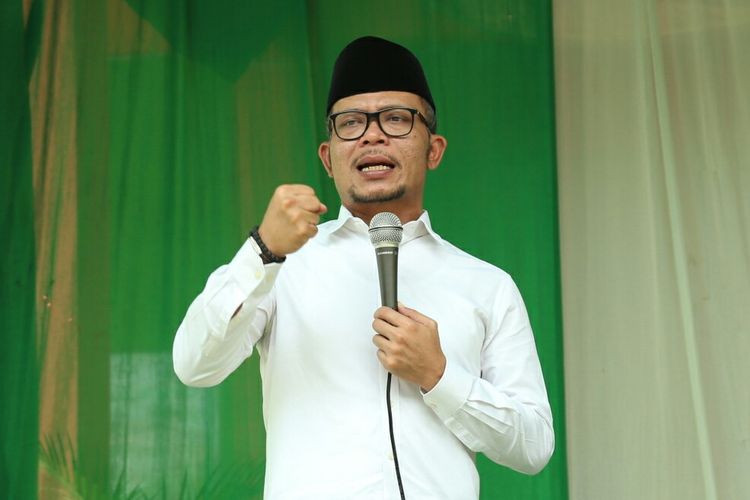 Menteri Ketenagakerjaan M. Hanif Dhakiri saat peringatan Haul ke-16 KH Muhammad Muhadjirin Amsar Addary Allah Yarham di Pondok Pesantren Annida Al Islamy yang terletak di Jalan KH Mas Mansur, Bekasi, Jawa Barat, Minggu (12/8/2018)