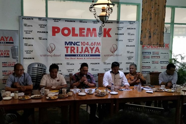 Anggota Komisi III DPR Masinton Pasaribu (kanan) dalam acara diskusi Polemik MNC Trijaya, Sabtu (24/3/2018)