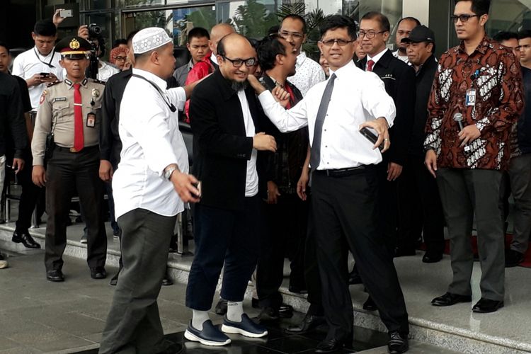 Penyidik KPK Novel Baswedan tiba di gedung KPK, Kuningan, Jakarta, Kamis (22/2/2018)
