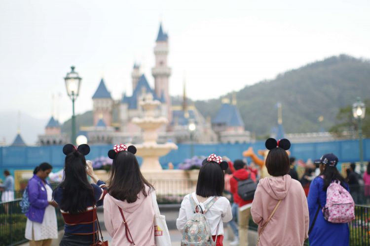 Sejumlah pengunjung memakai topi berbentuk mickey mouse di Disneyland Hongkong, Sabtu (17/03/2018). Disneyland menjadi salah satu tujuan  wisata di negara Hongkong, harga tiket masuknya untuk dewasa adalah 589 dollar Hongkong (Rp 1 juta) dan anak-anak adalah 419 dollar Hongkong (Rp 716.681).