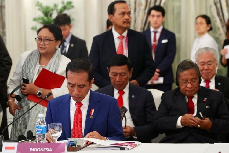 Presiden Jokowi menghadiri rapat pleno Konferensi Tingkat Tinggi (KTT) Ke-32 ASEAN di The Istana Singapura, Jumat (27/4/2018). 