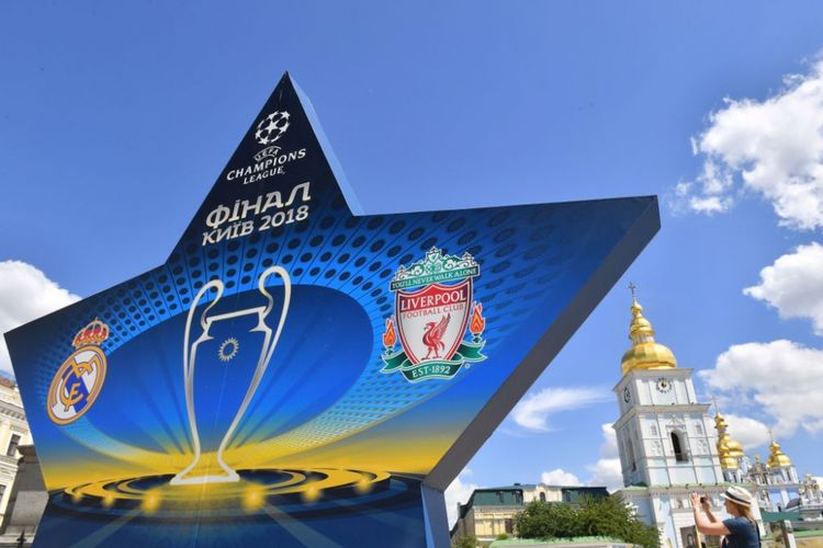 Seorang perempuan tengah memotret lambang bintang yang merupakan simbol Liga Champions di pusat kota Kiev, Ukraina. Kota tersebut akan menjadi tuan rumah final Liga Champions 2018 antara Real Madrid dan Liverpool, 26 Mei 2018.
