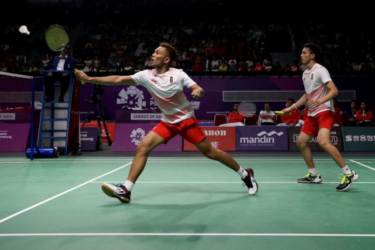 Pasangan ganda putra Indonesia, Fajar Alfian - Muhammad Rian bertanding melawan pasangan ganda putra China Zhang Nan - Liu Cheng pada pertandingan final beregu putra Asian Games 2018 di Istora Senayan, Jakarta, Rabu (22/8/2018). Indonesia harus puas meraih perak di nomor beregu putra.