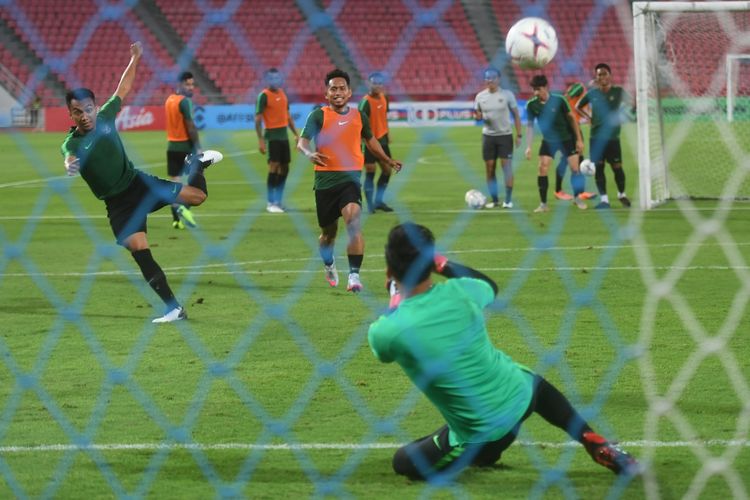 Sejumlah pesepak bola Timnas Indonesia berlatih menjelang laga lanjutan Piala AFF 2018 melawan Thailand, di Stadion Nasional Rajamangala, Bangkok, Thailand, Jumat (16/11/2018).