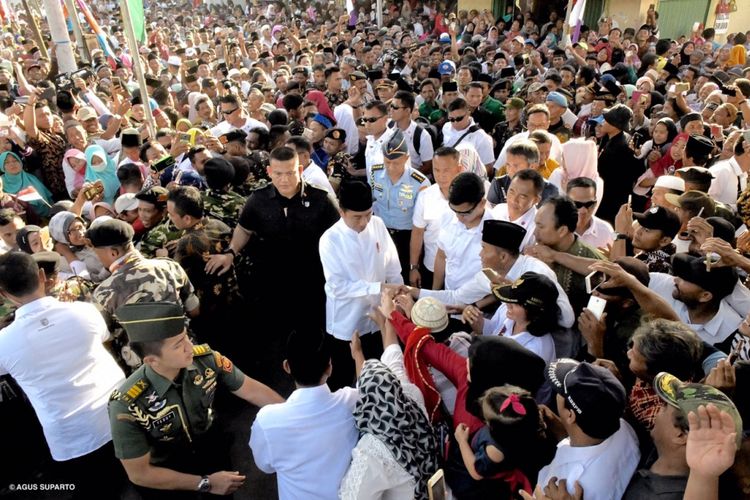 Suasana Presiden Joko Widodo saat bersilaturahim dengan kiai, santri dan masyarakat di Pondok Pesantren Salafiyah Darussalam, Lampung Timur, Jumat (23/11/2018).