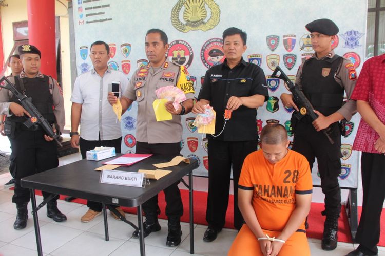 Kapolres Blitar AKBP Anisullah M. Ridha dan Kasubaghumas Iptu Burhanuddin ungkap kasus prostitusi online yang libatkan anak-anak di mapolres, Jumat (8/3/2019).