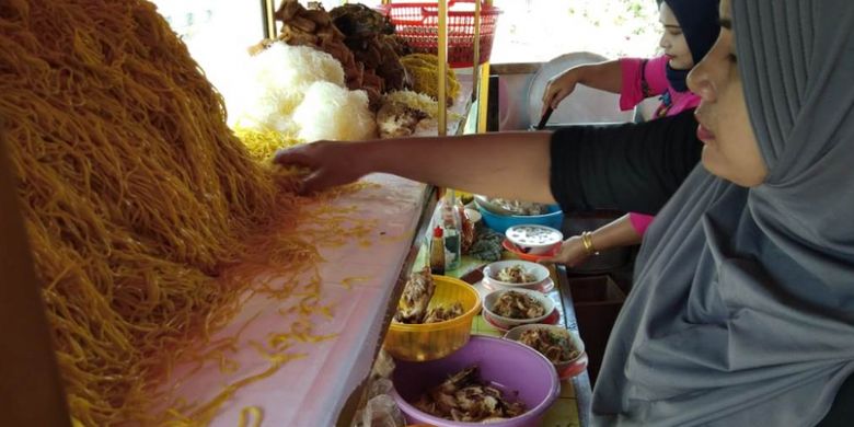 Idarwati menyiapkan Mieso Janda di Desa Meunasah Kumbang, Kecamatan Baktiya Barat, Kabupaten Aceh Utara, Aceh, Sabtu (19/1/2019). 