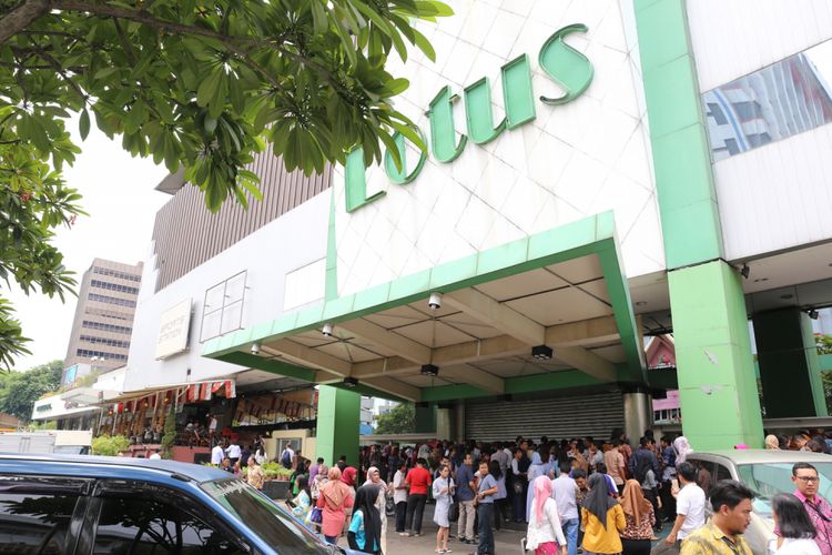 Pengunjung saat mengantre di depan pintu masuk Lotus Department Store, Djakarta Theater XXI, Jakarta, Rabu (25/10/2017). Menurut informasi karyawan, gerai Lotus di seluruh Indonesia akan ditutup pada 31 Oktober 2017.