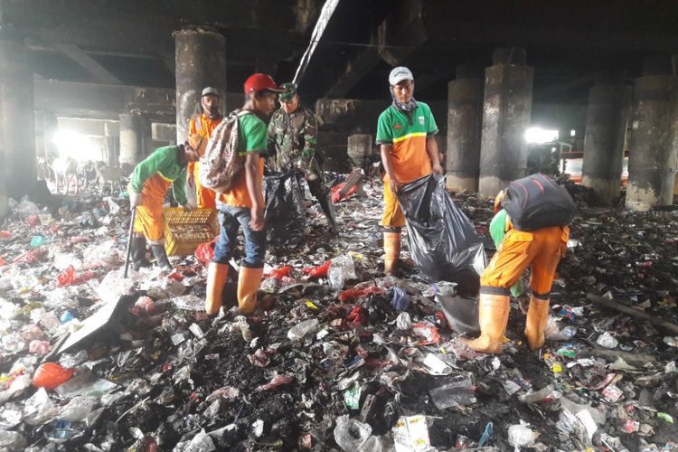 Proses pembersihan sampah di kolong Tol Pelabuhan, Tanjung Priok, Jakarta Utara, Jumat (20/4/2018).