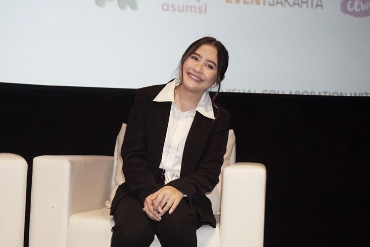 Artis peran Prilly LLatuconsina saat mengisi acara We The Youth, Youth X Public Figure Vol. 5: Connecting Indonesia di XXI Epicentrum, Rasuna Said, Kuningan, Jakarta Selatan, Sabtu (21/7/2018). 