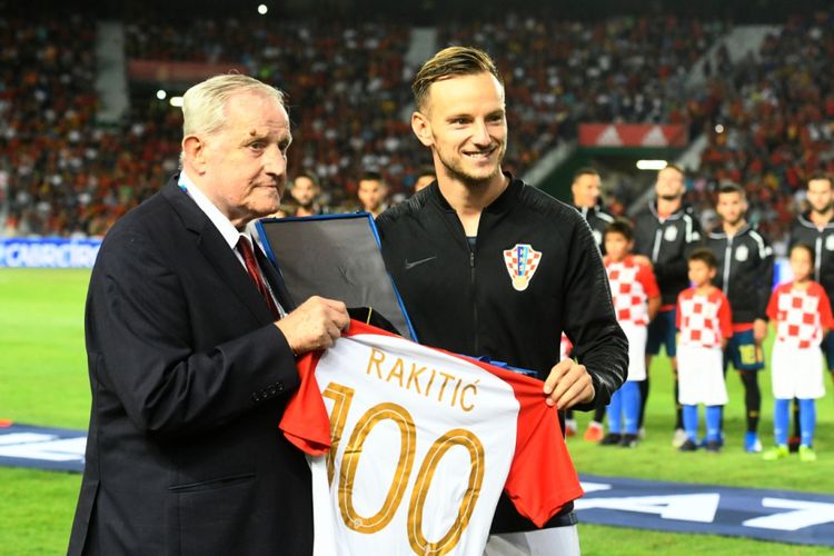Ivan Rakitic mendapat apresiasi dari Asosiasi Sepak Bola Kroasia saat hendak menjalani partai ke-100 bersama timnas, jelang laga versus Spanyol di Elche, 11 September 2018. 