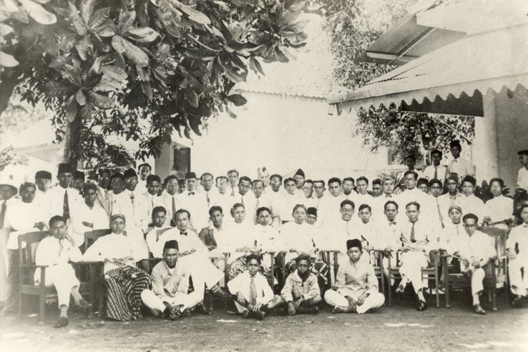 28 Oktober 1928 di halaman depan Gedung IC, Jl. Kramat 106, Jakarta. Tampak duduk dari kiri ke kanan antara lain (Prof.) Mr. Sunario, (Dr.) Sumarsono, (Dr.) Sapuan Saatrosatomo, (Dr.) Zakar, Antapermana, (Prof. Drs.) Moh. Sigit, (Dr.) Muljotarun, Mardani, Suprodjo, (Dr.) Siwy, (Dr.) Sudjito, (Dr.) Maluhollo. Berdiri dari kiri ke kanan antara lain (Prof. Mr.) Muh. Yamin, (Dr.) Suwondo (Tasikmalaya), (Prof. Dr.) Abu Hanafiah, Amilius, (Dr.) Mursito, (Mr.) Tamzil, (Dr.) Suparto, (Dr.) Malzar, (Dr.) M. Agus, (Mr.) Zainal Abidin, Sugito, (Dr.) H. Moh. Mahjudin, (Dr.) Santoso, Adang Kadarusman, (Dr.) Sulaiman, Siregar, (Prof. Dr.) Sudiono Pusponegoro, (Dr.) Suhardi Hardjolukito, (Dr.) Pangaribuan Siregar dan lain-lain.