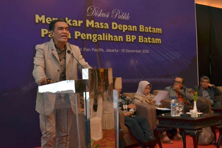 Anggota Ombudsman RI La Ode Ida tampil sebagai pembicara di Diskusi Publik dengan tajuk Menakar Masa Depan Batam Pasca Pengalihan BP Batam yang diselengarakan INDEF di Hotel Sari Pan Pacific, Jakarta, Rabu (19/12/2018). 
