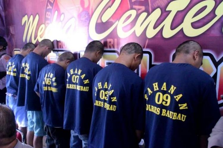 Satuan Reskrim Polres Baubau berhasil menangkap para pelaku pembakaran rumah warga dan pelaku penembakan dalam bentrokan antar pemuda di Kota Baubau, Sulawesi Tenggara, pada Kamis (24/1/2019) malam.  Selain menangkap para pelaku, polisi juga mengamankan sejumlah benda tajam dan satu pucuk senjata api jenis FN. 