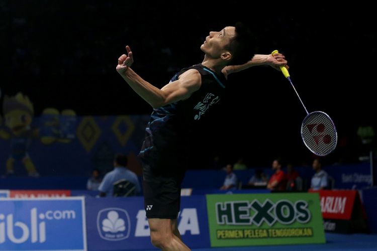 Pemain tunggal putra Malaysia, Lee Chong Wei bertanding melawan pemain tunggal putra India, Prannoy Haseena Sunil Kumar pada pertandingan babak kedua BCA Indonesia Open Super Series Premier 2017 di Plenary Hall, Jakarta Convention Center, Kamis (15/6/2017). Lee Chong Wei gagal melaju ke perempat final setelah kalah dengan skor 10-21 dan 18-21.