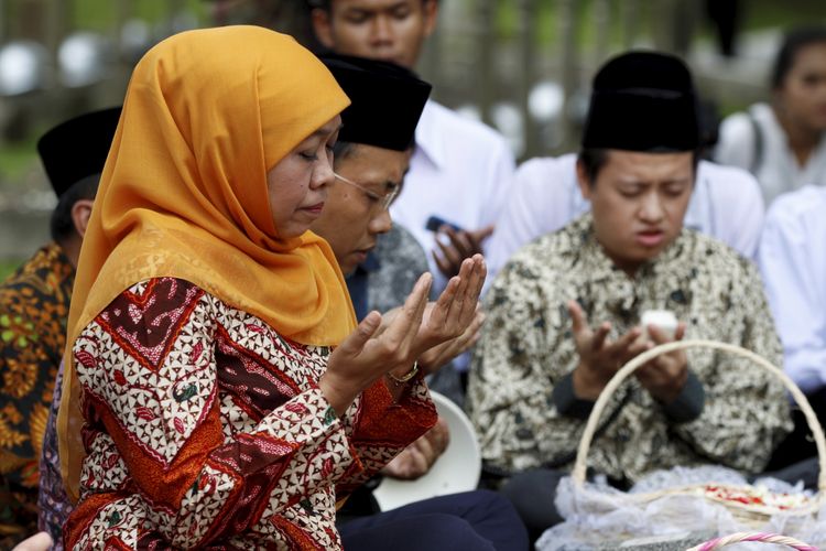 Menteri Sosial Republik Indonesia, Khofifah Indar Parawansa melakukan doa bersama dengan siswa STKQ Al Hikam Depok di Taman Makam Pahlawan Kalibata, Jakarta Selatan, Senin (2/10/2017). Kegiatan ini untuk memeringati Hari Kesaktian Pancasila. KOMPAS IMAGES/KRISTIANTO PURNOMO