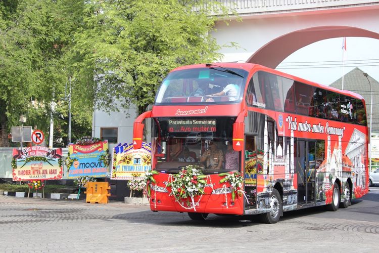 Wali Kota Semarang Hendrar Prihadi meresmikan bus tingkat pariwisata, Senin (2/10/2017)