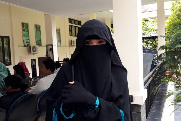 Indadari Mindrayanti usai sidang putusan cerainya dari Caisar YKS di Pengadilan Agama Depok, Jawa Barat, Selasa (16/1/2018).