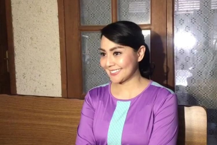 Tessa Kaunang memberikan klarifikasi soal tuduhan mantan suaminya, Sandy Tumiwa, di sela menjalani shooting di Studio Persari, Jagakarsa, Jakarta Selatan, Sabtu (27/1/2018) malam. 
