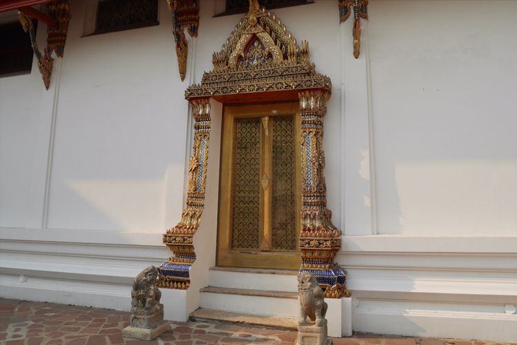 Wat Pho salah satu kuil ikonik di Bangkok, Thailand, Mingu (4/2/2018).