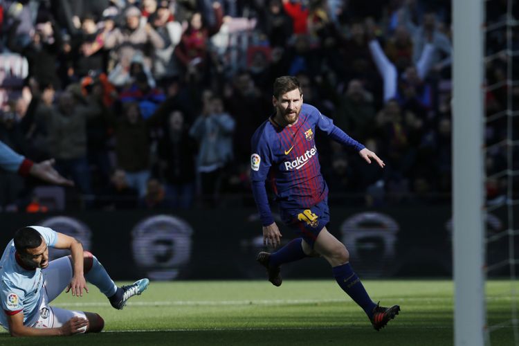 Penyerang Barcelona asal Argentina, Lionel Messi (kanan), melakukan selebrasi setelah mencetak gol penyama ke gawang Celta Vigo dalam pertandingan Liga Spanyol di Camp Nou, Barcelona, Sabtu (2/12/2017).