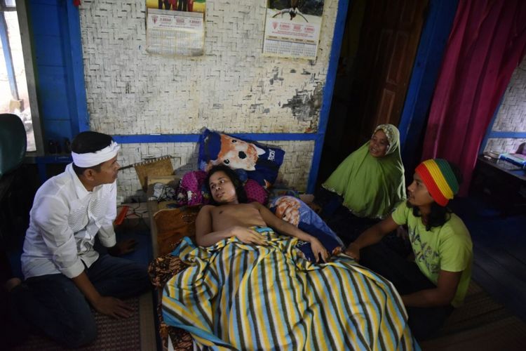 Calon Wakil Gubernur Dedi Mulyadi, mengunjungi Misra (28), yang lumpuh secara dadakan di Kabupaten Bandung Barat, Rabu (14/2/2018).