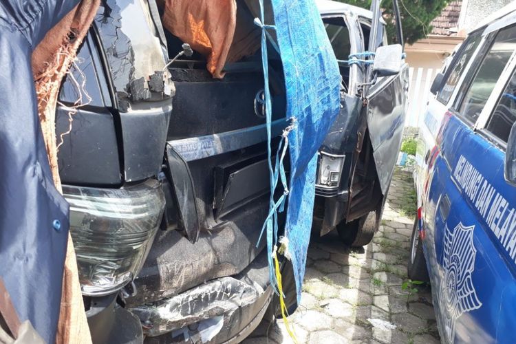 Mobil Toyota Fortuner nopol N 1251 BX milik Wakapolres Malang Kota Kompol Nandu Dyananta setelah terlibat kecelakaan dan menewaskan dua korban di Jalan Raya Jatiguwi, Kecamatan Sumberpucung, Kabupaten Malang, Rabu (27/12/2017)
