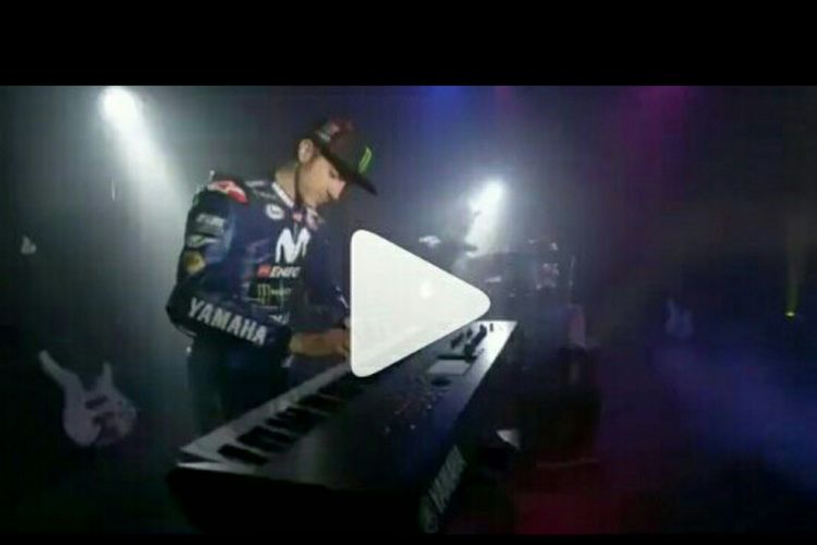 Sebuah video yang menampilkan pebalap Movistar Yamaha, Maverick Vinales bergaya memainkan keyboard seolah-olah memainkan sebuah lagu instrument saat peluncuran motor baru YZR-M1 untuk musim balap Moto-GP 2018.