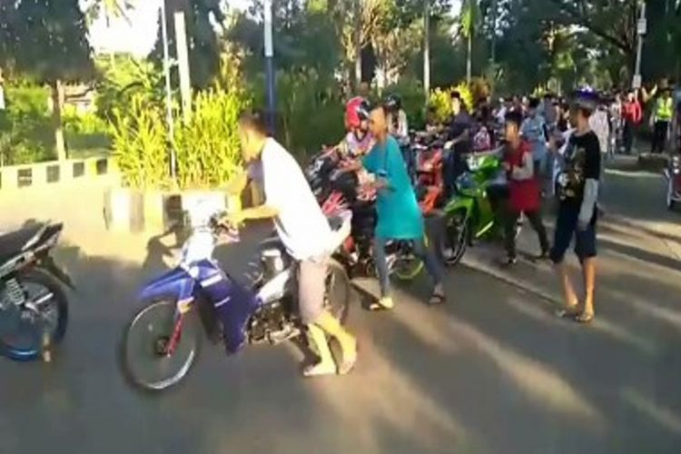 RAZIA BALAPAN LIAR : Tertangkap balapan liar 78 remaja di Polewali Mandar sulawei barat diberi sanksi hukuman mendorong motor 2 kilometer