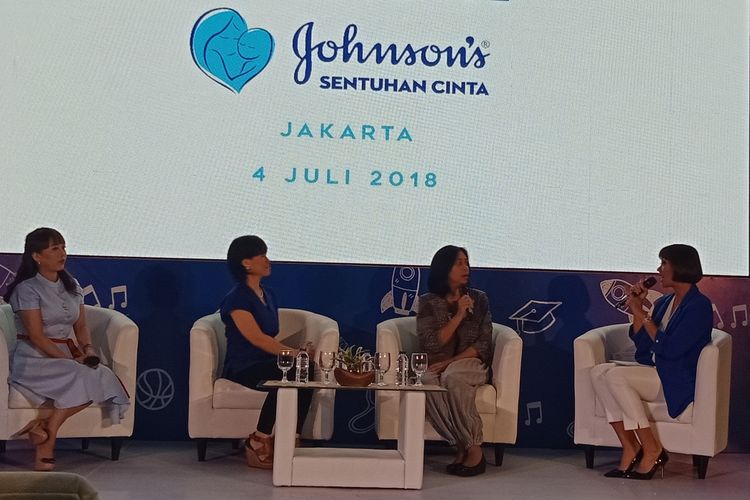 Grace Melia (Penulis Perjalanan Sentuhan Cinta di Tapanuli Utara, Sumba dan Maluku), Wynne Lukman (Brand Manager Johnson & Johnson Indonesia), Dr. Bernie Endiarini Medise, Sp. A(K), MPH (Dokter Spesialis Anak), dan Putri Indonesia 2002 Melanie Putria dalam peluncuran Gerakan Pijat Bayi Nasional oleh Johnsons di Aston Kuningan Suites, Jakarta Selatan, Rabu (4/7/2018).