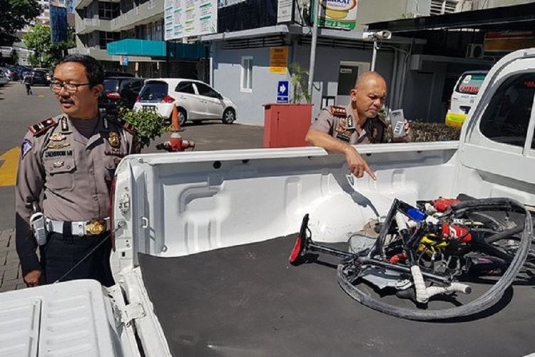 Kapolrestabes Bandung, Kombes Hendro Pandowo, tengah melihat sepeda milik pebalap Hari Fitriadi yang hancur setelah mengalami kecelakaan di Subang, Jumat (6/7/2018)